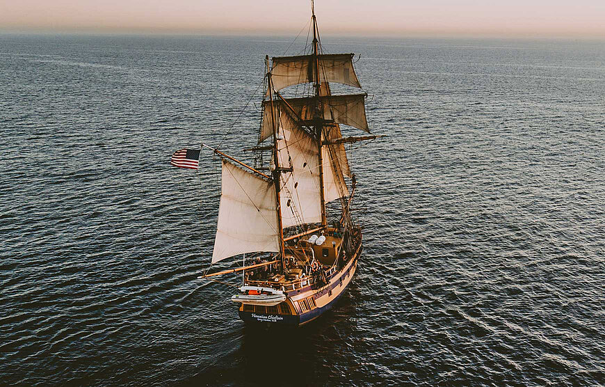 Ein Piratenschiff auf dem Meer.
