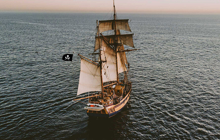 Ein Piratenschiff auf dem Meer.