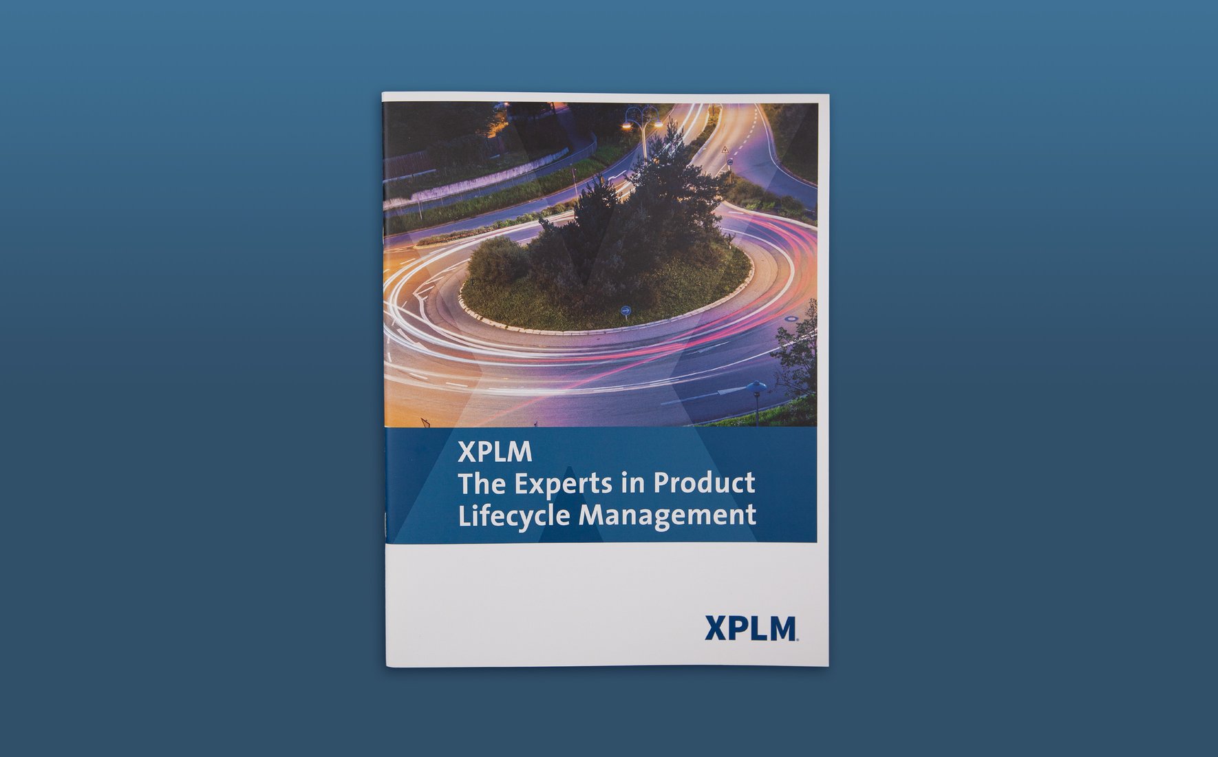 Eine Broschüre von XPLM mit dem Logo von XPLM Solution GmbH und der Abbildung eines Kreisverkehres.