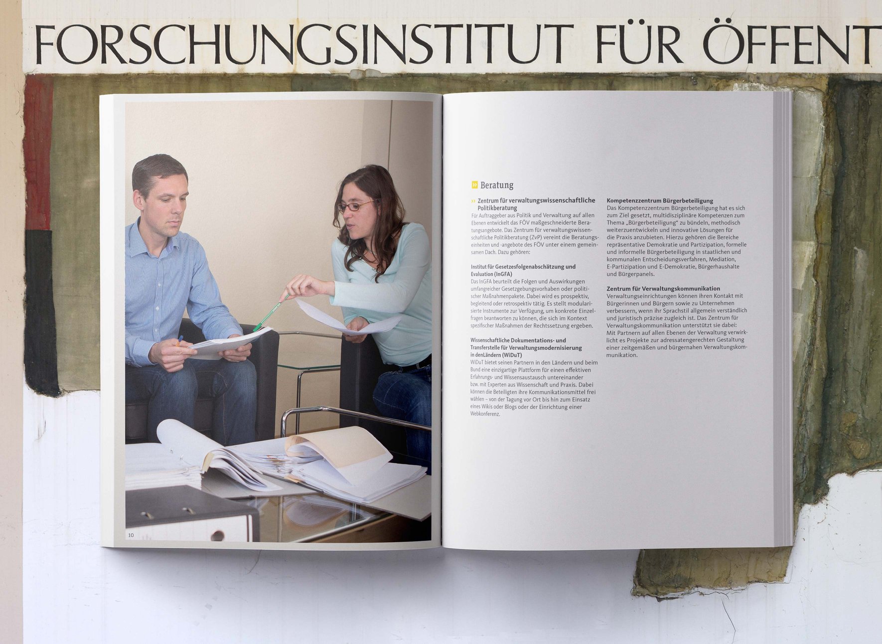 Die aufgeschlagene Imagebroschüre des Deutschen Forschungsinstituts für öffentliche Verwaltung Speyer mit einem Foto von zwei sich unterhaltenden Menschen vor Aktenordnern.