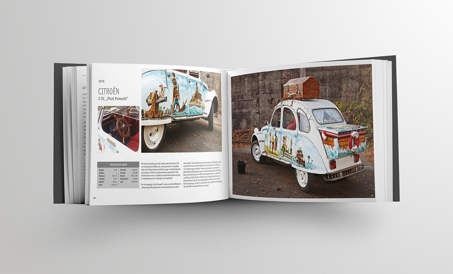 Eine aufgeschlagene Seite des Bildbandes von Otto Steim mit Fotos und Informationen zum Modell des Autos „Citroen – 2CV“. 