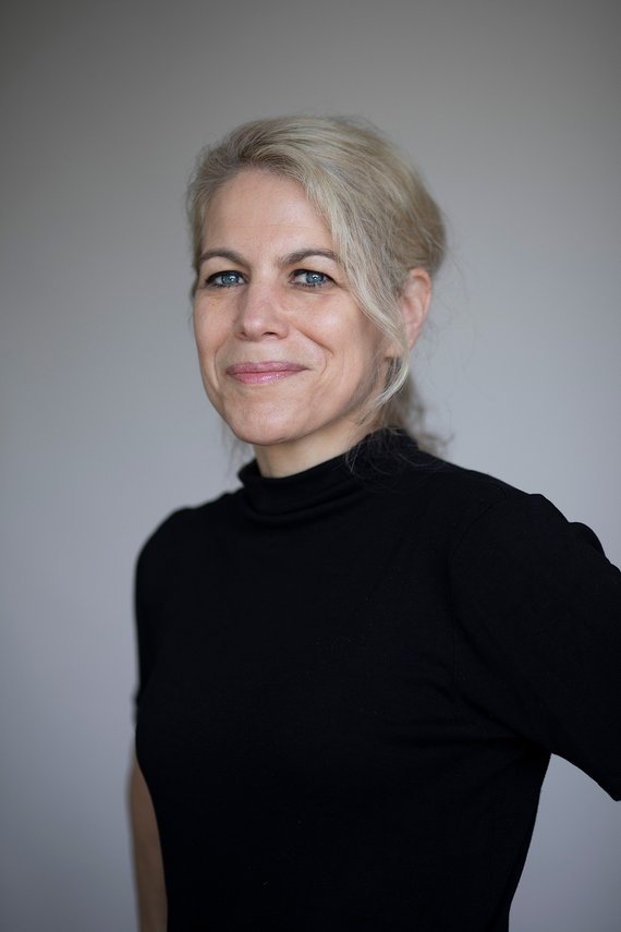 Janna Marten in leicht schräger Profilansicht zu sehen.
