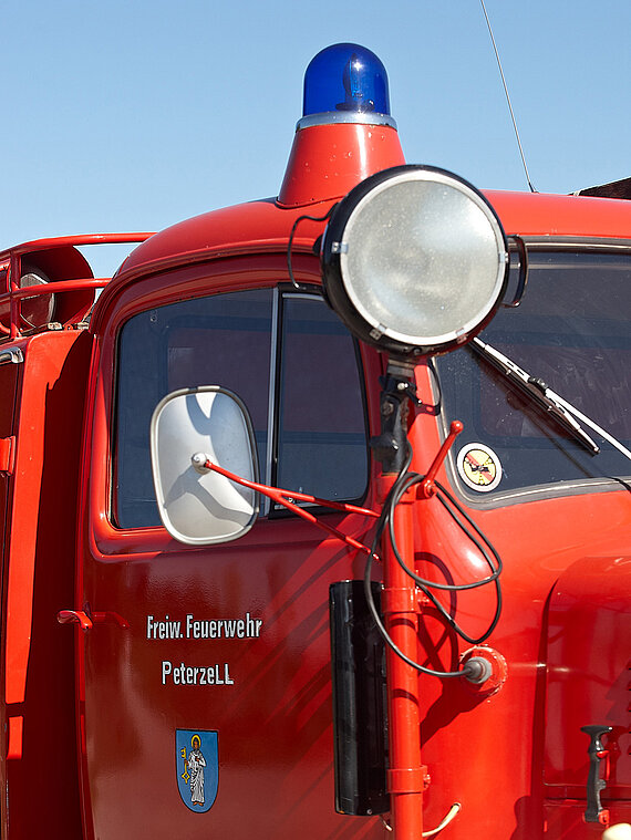 Die Tür des Feuerwehrautos im Bildband der Autosammlung Steim.