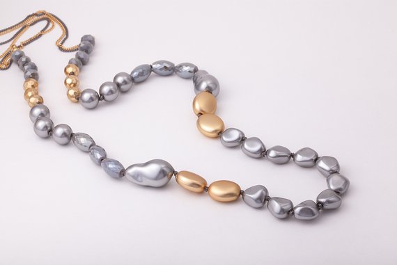 Eine Perlenkette aus goldenen und silbernen Schmucksteinen von jewellery doctor.