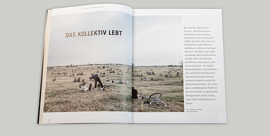 Eine aufgeschlagene Seite vom Magazin fahrstil links mit einem Bild von vielen Menschen und Fahrrädern auf einer Wiese.