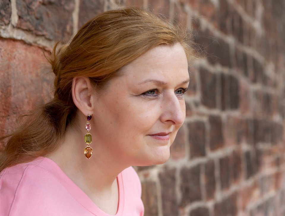 Ricarda Diem mit einem Perlenohrring von jewellery doctor.