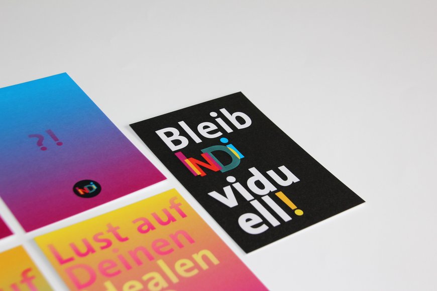 Verschiedene Postkarten der Individualhilfe Heidelberg mit der Beschriftung „Bleib individuell!“