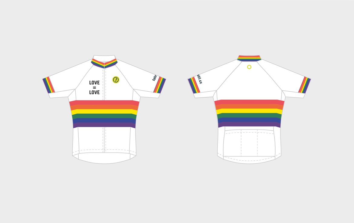 Zwei Trikots von fahrstil in weiß mit Regenbogenfarben an der Taille, Ärmeln und Halsausschnitt.