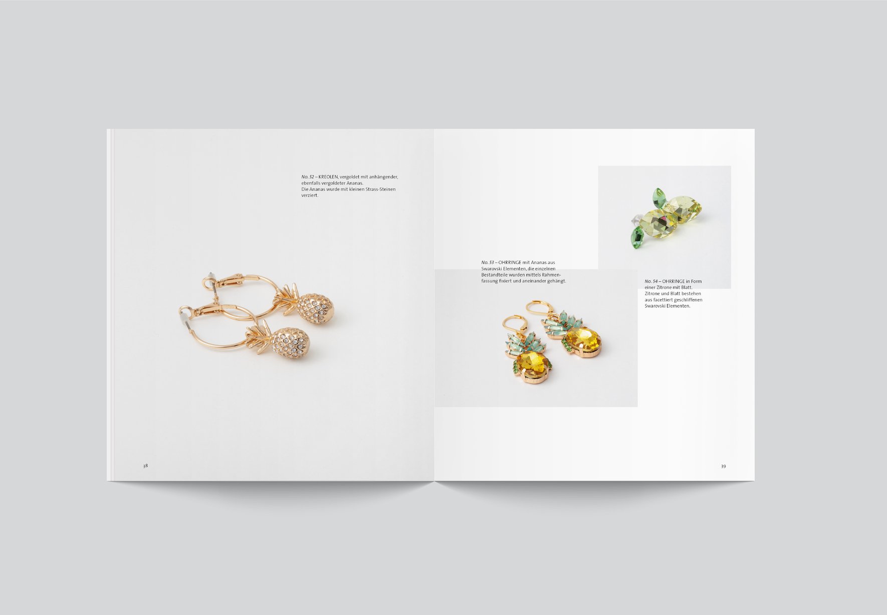 Der aufgeschlagene Katalog von jewellery doctor mit verschiedenen Ohrringen in Form von Früchten. 