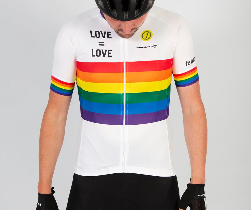 Ein Mann mit Helm trägt das Fahrradtrikot von fahrstil.