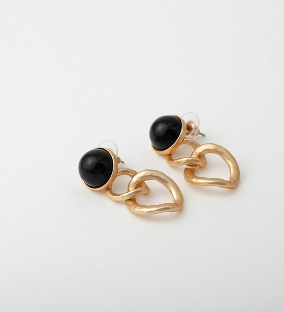 Zwei schwarze Perlenohrringe mit goldener Fassung und Ketten von jewellery doctor.