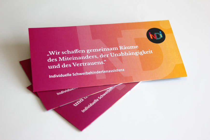 Ein Flyer der Individualhilfe Heidelberg mit einem Farbverlauf von Magenta zu Gelb.
