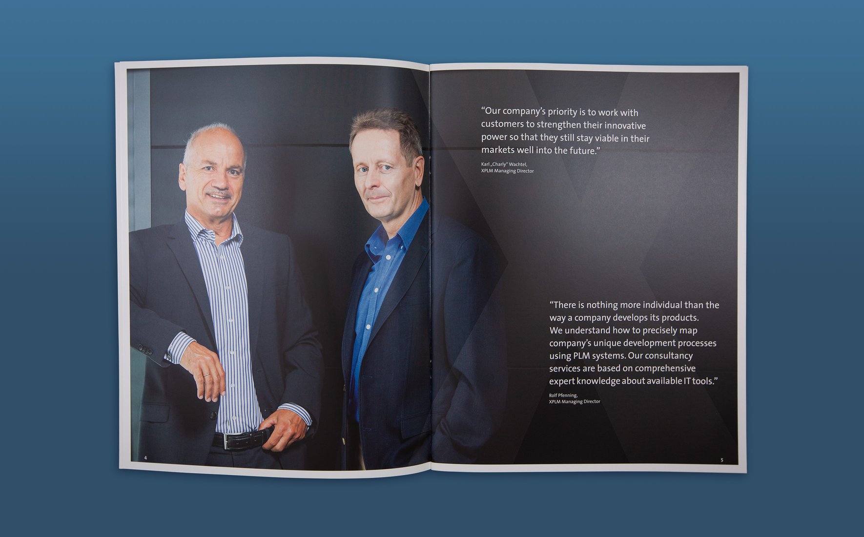 Eine aufgeschlagene Broschüre von XPLM Solution GmbH mit einem Foto und Zitaten von Carl Wachtel und Rolf Pfenning.