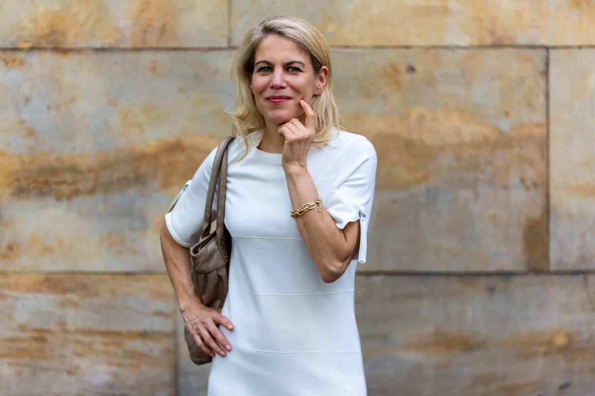 Eine Frau mit einem goldenen Armband von jewellery doctor.
