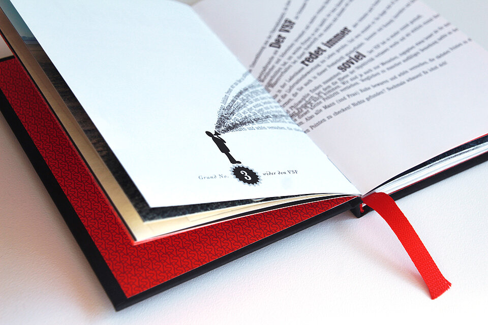 Ein aufgeschlagenes Buch mit einer Illustration eines Menschen und frei gesetzter Typografie.
