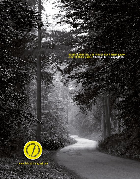 Eine Straße im Wald in schwarz-weiß mit der E-Mailadresse zum Abo von fahrstil.