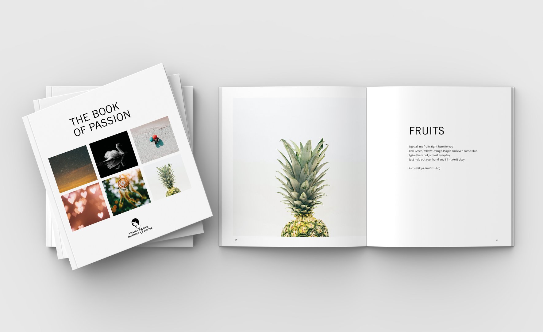 Der Katalog von jewellery doctor geschlossen auf einem Stapel liegend und aufgeschlagen. Er zeigt verschiedene Stimmungsbilder, groß ist das Foto einer Ananas.