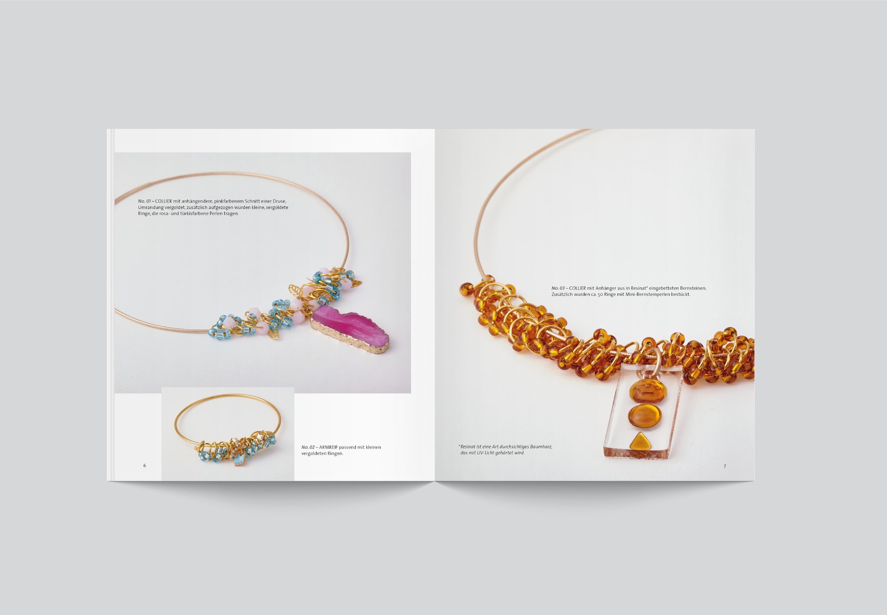 Der aufgeschlagene Katalog von jewellery doctor mit verschiedenen Colliers und einem Armreif mit Glasperlen und vergoldeten Ringen. 