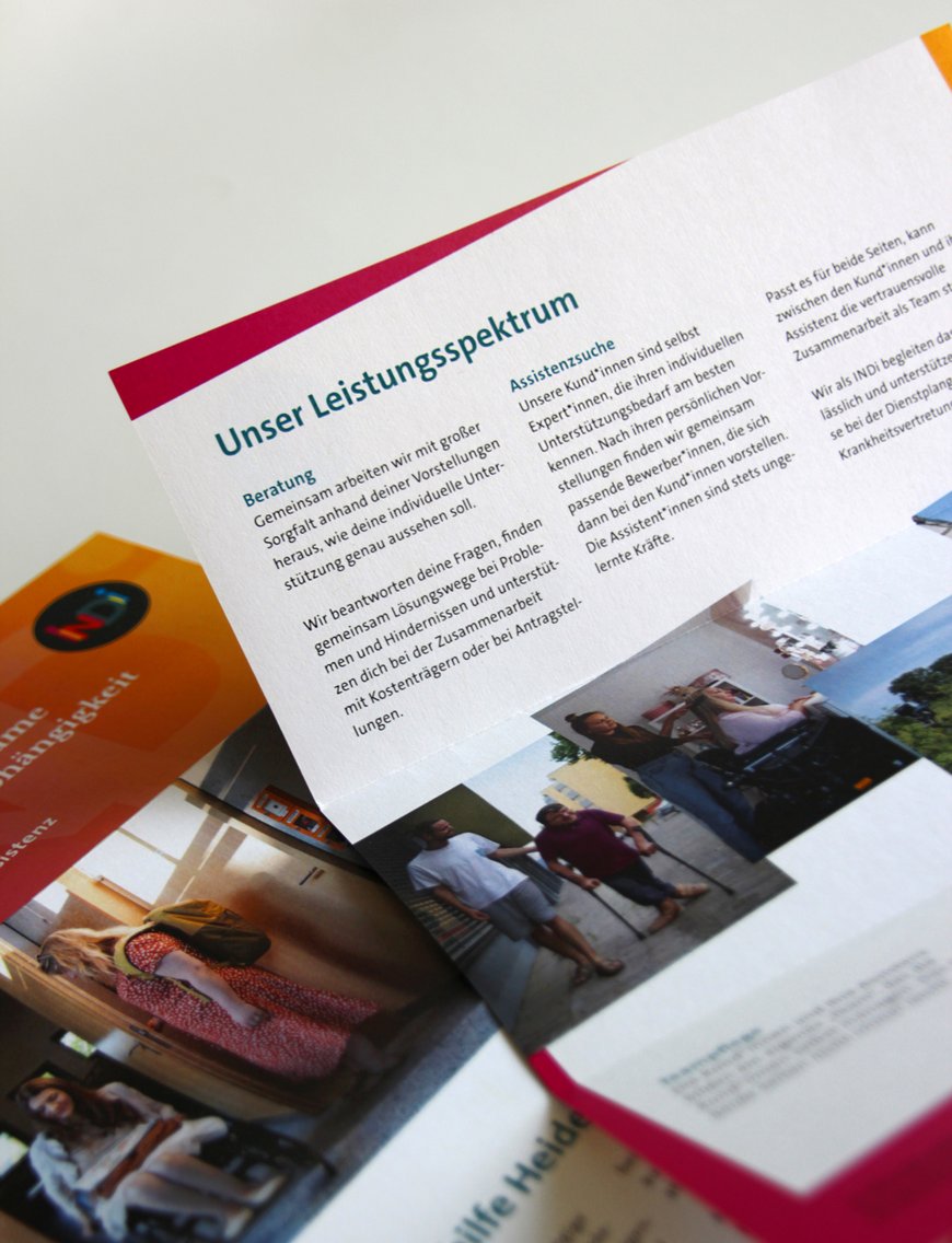 -	Ein Flyer der Individualhilfe Heidelberg mit verschiedenen Fotos von Assistenten und Kunden sowie Informationen zu Leistungen der Individualhilfe Heidelberg.