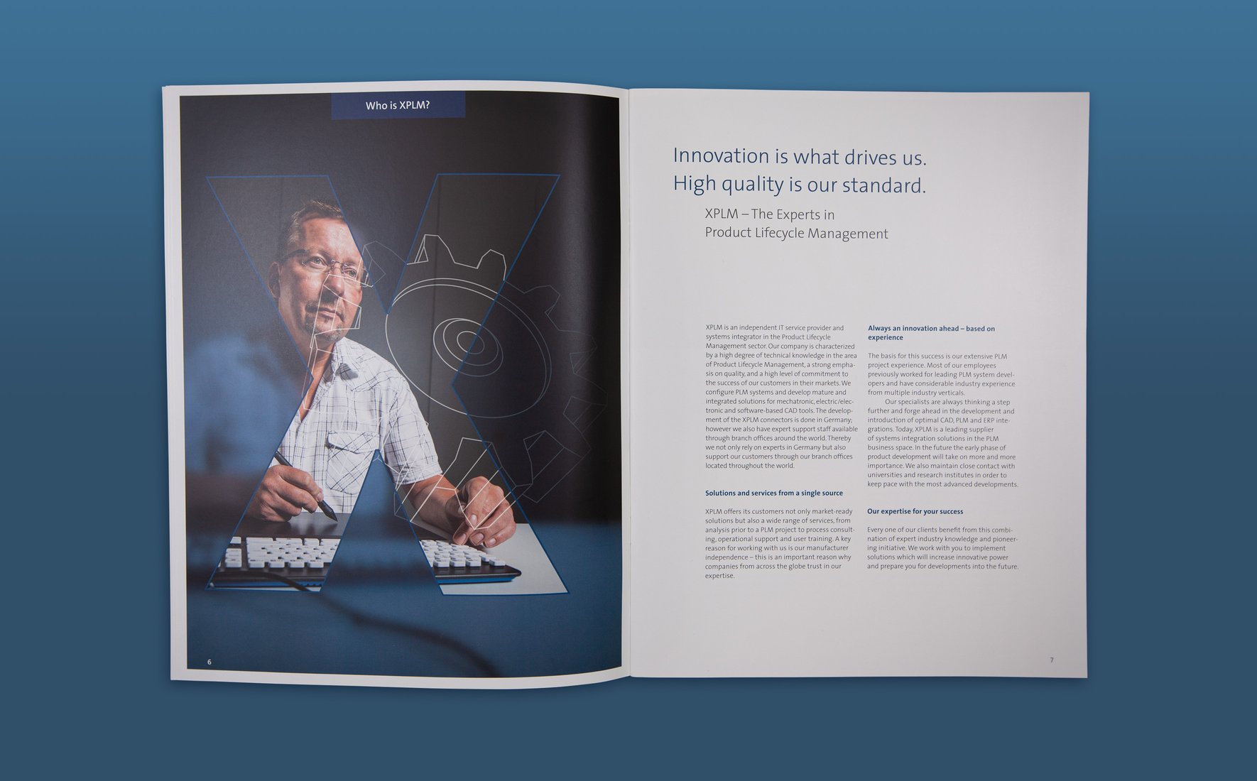 Eine aufgeschlagene Seite des Geschäftsberichtes von XPLM Solution GmbH mit einem Foto eines Mannes mit einer Tastatur sowie Fließtext auf der anderen Seite.