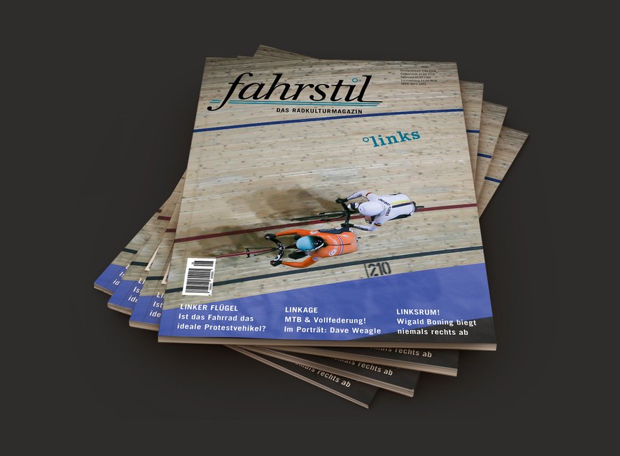 Mehrere Magazinausgaben der Ausgabe links übereinander gelegt. Zwei Bahnradfahrer in der Linkskurve der Radbahn