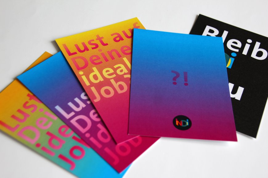 Verschiedene Postkarten der Individualhilfe Heidelberg mit dem Druck „Lust auf Deinen idealen Job?“ 