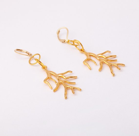 Zwei goldene Ohrringe in organischen Formen von jewellery doctor.